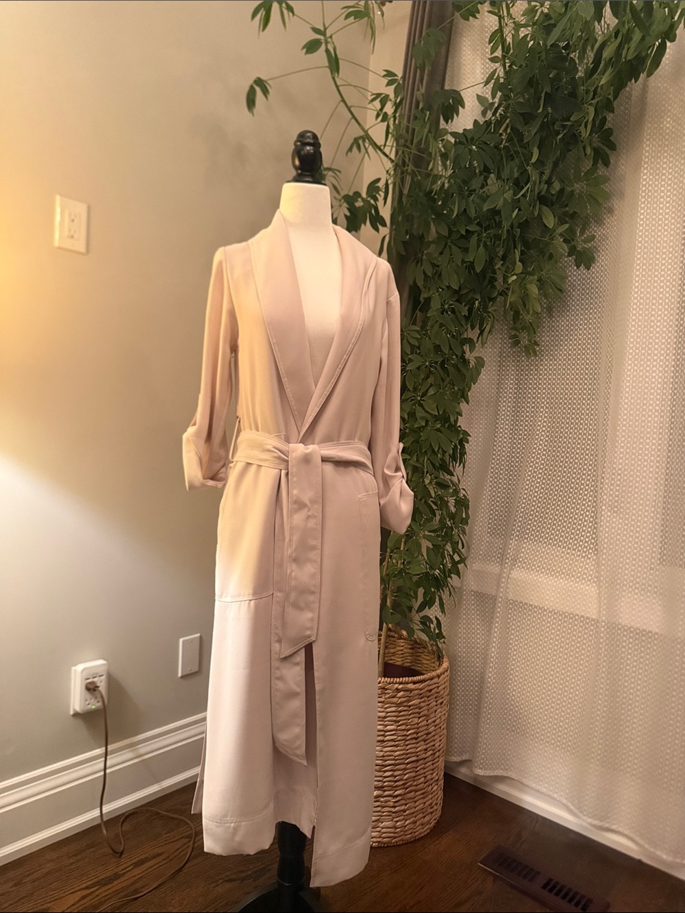Aritzia-Babaton-Women's Long Satin Robe in Light Beige - Relaxed Wrap Style